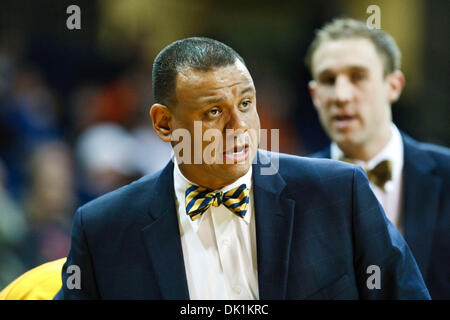 25. Januar 2011 - Toledo, Ohio, Vereinigte Staaten von Amerika - Toledo-Co-Trainer Angres Thorpe während der Spielaktion.  Bowling Green Falcons besiegte die Toledo Rockets 70-64 in Savage Arena in Toledo, Ohio. (Kredit-Bild: © Scott Grau/Southcreek Global/ZUMAPRESS.com) Stockfoto