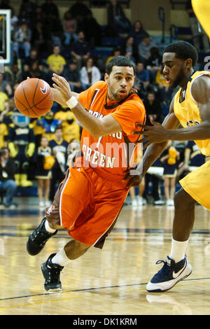 25. Januar 2011 - Toledo, Ohio, Vereinigte Staaten von Amerika - Bowling Green guard Jordon Crawford (#1) während der ersten Hälfte Spielaktion.  Bowling Green Falcons besiegte die Toledo Rockets 70-64 in Savage Arena in Toledo, Ohio. (Kredit-Bild: © Scott Grau/Southcreek Global/ZUMAPRESS.com) Stockfoto