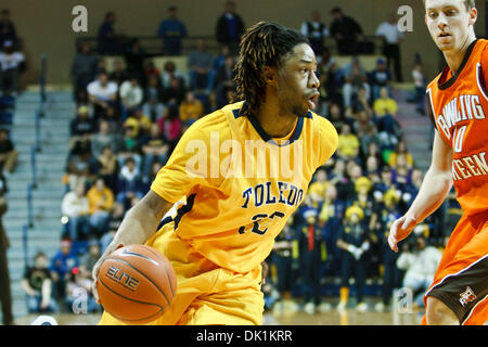 25. Januar 2011 - Toledo, Ohio, Vereinigte Staaten von Amerika - Toledo bewachen Reese Holliday (#32) Laufwerke in den Korb während der zweiten Hälfte Spielaktion.  Bowling Green Falcons besiegte die Toledo Rockets 70-64 in Savage Arena in Toledo, Ohio. (Kredit-Bild: © Scott Grau/Southcreek Global/ZUMAPRESS.com) Stockfoto