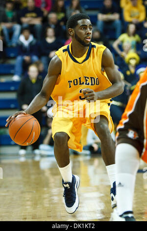 25. Januar 2011 - Toledo, Ohio, Vereinigte Staaten von Amerika - Toledo bewachen j.t. Thomas (#3) während der Spielaktion.  Bowling Green Falcons besiegte die Toledo Rockets 70-64 in Savage Arena in Toledo, Ohio. (Kredit-Bild: © Scott Grau/Southcreek Global/ZUMAPRESS.com) Stockfoto
