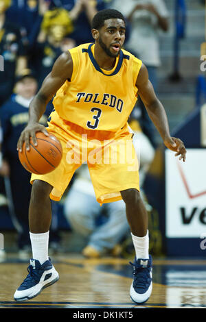 25. Januar 2011 - Toledo, Ohio, Vereinigte Staaten von Amerika - Toledo bewachen j.t. Thomas (#3) während der Spielaktion.  Bowling Green Falcons besiegte die Toledo Rockets 70-64 in Savage Arena in Toledo, Ohio. (Kredit-Bild: © Scott Grau/Southcreek Global/ZUMAPRESS.com) Stockfoto