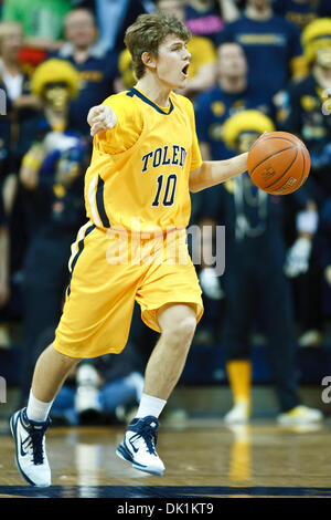 25. Januar 2011 - Toledo, Ohio, Vereinigte Staaten von Amerika - Toledo bewachen Zack Leahy (#10) während der Spielaktion.  Bowling Green Falcons besiegte die Toledo Rockets 70-64 in Savage Arena in Toledo, Ohio. (Kredit-Bild: © Scott Grau/Southcreek Global/ZUMAPRESS.com) Stockfoto