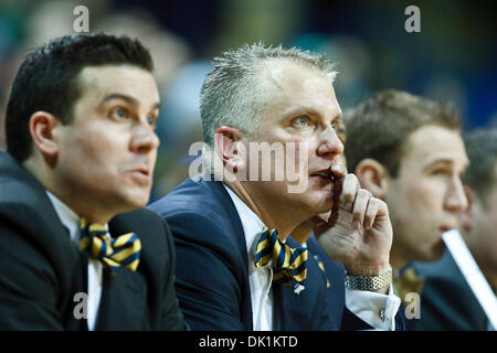 25. Januar 2011 Trainer - Toledo, Ohio, Vereinigte Staaten von Amerika - Toledo Erstsemester-Kopf Tod Kowalczyk während der Spielaktion.  Bowling Green Falcons besiegte die Toledo Rockets 70-64 in Savage Arena in Toledo, Ohio. (Kredit-Bild: © Scott Grau/Southcreek Global/ZUMAPRESS.com) Stockfoto
