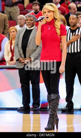 26. Januar 2011 - Louisville, Kentucky, Vereinigte Staaten von Amerika - Land Gesangsstar Olivia Henken singt die Nationalhymne vor dem Spiel im KFC Yum Center in Louisville, Kentucky. (Kredit-Bild: © Scott Davis/Southcreek Global/ZUMAPRESS.com) Stockfoto