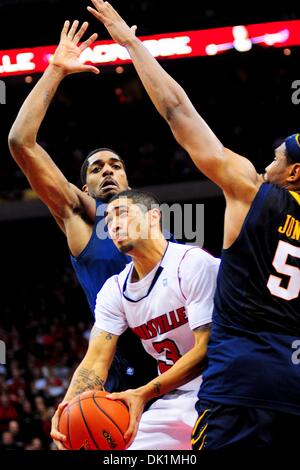 26. Januar 2011 bewachen - Louisville, Kentucky, Vereinigte Staaten von Amerika - Louisville Cardinals Peyton Siva (3) Scheiben zwischen West Virginia Mountaineers vorwärts John Blumen (41) (links) und West Virginia Mountaineers forward Kevin Jones (5) für den Sieg geschossen 5 Sekunden auf der Uhr.  Louisville Cardinals geschlagen West Virginia Mountaineers 55-54 im KFC Yum Center in Louisville, Stockfoto