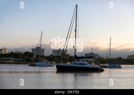 Segelboote verankert bei Sonnenaufgang in einen geschützten Ankerplatz nahen Fluss aus Atlantic Intracoastal Waterway in Fort Lauderdale, Florida. Stockfoto