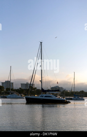 Segelboote verankert bei Sonnenaufgang in einen geschützten Ankerplatz nahen Fluss aus Atlantic Intracoastal Waterway in Fort Lauderdale, Florida. Stockfoto