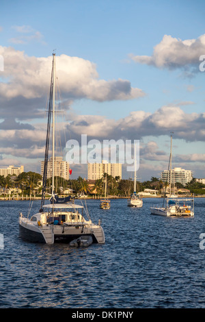 Segelboote ankerten am späten Nachmittag im geschützten Ankerplatz am nahen Fluss aus Atlantic Intracoastal Waterway in Fort Lauderdale, FL, USA. Stockfoto