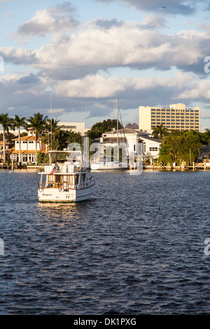 Cabin-Cruiser am späten Nachmittag in geschützten Ankerplatz am nahen Fluss aus Atlantic Intracoastal Waterway in Fort Lauderdale, Vereinigte Staaten verankert. Stockfoto