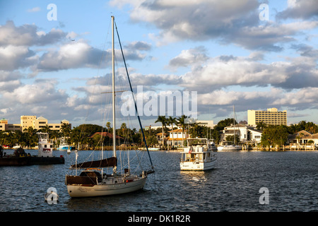 Segelboote ankerten am späten Nachmittag im geschützten Ankerplatz am nahen Fluss aus Atlantic Intracoastal Waterway in Fort Lauderdale, FL, USA. Stockfoto