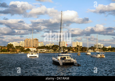 Segelboote ankerten am späten Nachmittag im geschützten Ankerplatz am nahen Fluss aus Atlantic Intracoastal Waterway in Fort Lauderdale, FL, USA. Stockfoto