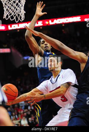 26. Januar 2011 erschossen - Louisville, Kentucky, Vereinigte Staaten von Amerika - Louisville Cardinals Wache Peyton Siva (3) zwischen West Virginia Mountaineers forward Kevin Jones (5) und West Virginia Mountaineers vorwärts John Blumen (41) Links für den siegreichen Schuss mit teilt mit fünf Sekunden auf der Uhr. Louisville Cardinals geschlagen West Virginia Mountaineers 55-54 im KFC Yum Center Stockfoto