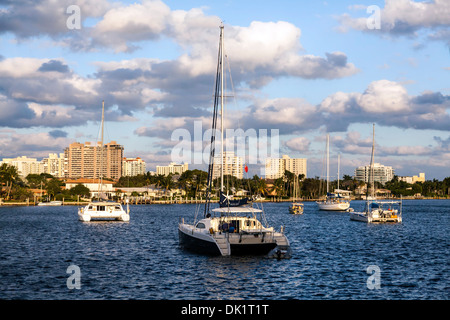 Segelboote ankerten am späten Nachmittag im geschützten Ankerplatz am nahen Fluss aus Atlantic Intracoastal Waterway in Fort Lauderdale, FL, USA. Stockfoto