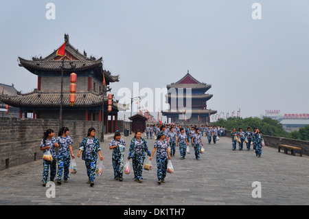 Junge Studenten auf Xian Stadt Mauer, China Stockfoto