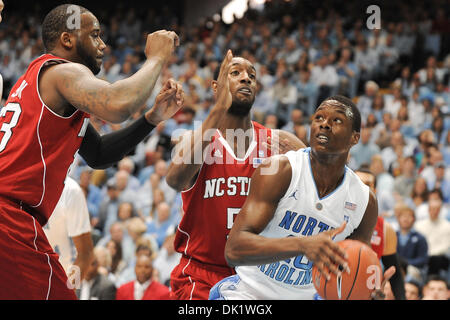 29. Januar 2011 - Chapel Hill, North Carolina, USA - North Carolina Tar Heels weiterleiten HARRISON BARNES (40) Laufwerke in den Korb am Dean Smith Center. Barnes erzielte eine Saison-High 25 Punkte für die Tar Heels. (Kredit-Bild: © Anthony Barham/Southcreek Global/ZUMAPRESS.com) Stockfoto