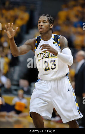 29. Januar 2011 sucht den Ball während des Spiels zwischen Marquette Golden Eagles und die Syracuse Orange im Bradley Center in Milwaukee, Wisconsin - Milwaukee, Wisconsin, USA - Marquette Wache Dwight Buycks (23). Marquette besiegt Syrakus 76-70. (Kredit-Bild: © John Rowland/Southcreek Global/ZUMAPRESS.com) Stockfoto