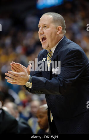 29. Januar 2011 schreit - Milwaukee, Wisconsin, USA - Marquette Cheftrainer Buzz Williams Ermutigung während des Spiels zwischen Marquette Golden Eagles und die Syracuse Orange im Bradley Center in Milwaukee, Wisconsin. Marquette besiegt Syrakus 76-70. (Kredit-Bild: © John Rowland/Southcreek Global/ZUMAPRESS.com) Stockfoto