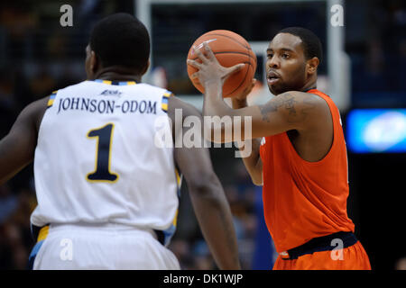 29. Januar 2011 sieht übergeben während des Spiels zwischen Marquette Golden Eagles und die Syracuse Orange im Bradley Center in Milwaukee, Wisconsin - Milwaukee, Wisconsin, USA - Syrakus Wache Scoop Jardine (11). Marquette besiegt Syrakus 76-70. (Kredit-Bild: © John Rowland/Southcreek Global/ZUMAPRESS.com) Stockfoto