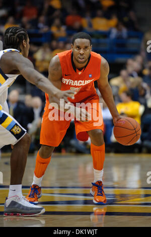 29. Januar 2011 - Milwaukee, Wisconsin, USA - Syrakus bewachen Scoop Jardine (11) während des Spiels zwischen Marquette Golden Eagles und die Syracuse Orange im Bradley Center in Milwaukee, Wisconsin. Marquette besiegt Syrakus 76-70. (Kredit-Bild: © John Rowland/Southcreek Global/ZUMAPRESS.com) Stockfoto