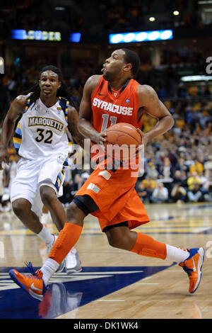 29. Januar 2011 - Milwaukee, Wisconsin, USA - Syrakus bewachen Scoop Jardine (11) Laufwerke für einen Lay während des Spiels zwischen Marquette Golden Eagles und die Syracuse Orange im Bradley Center in Milwaukee, Wisconsin. Marquette besiegt Syrakus 76-70. (Kredit-Bild: © John Rowland/Southcreek Global/ZUMAPRESS.com) Stockfoto