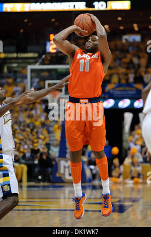29. Januar 2011 - Milwaukee, Wisconsin, USA - Syrakus Wache Scoop Jardine (11) schießt einen Jumper während des Spiels zwischen Marquette Golden Eagles und die Syracuse Orange im Bradley Center in Milwaukee, Wisconsin. Marquette besiegt Syrakus 76-70. (Kredit-Bild: © John Rowland/Southcreek Global/ZUMAPRESS.com) Stockfoto
