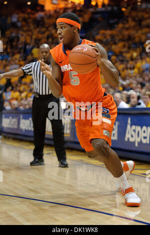 29. Januar 2011 - Milwaukee, Wisconsin, USA - Syrakus vorwärts C.J. Fair (5) treibt die Grundlinie während des Spiels zwischen Marquette Golden Eagles und die Syracuse Orange am Bradley Center in Milwaukee, Wisconsin. Marquette besiegt Syrakus 76-70. (Kredit-Bild: © John Rowland/Southcreek Global/ZUMAPRESS.com) Stockfoto