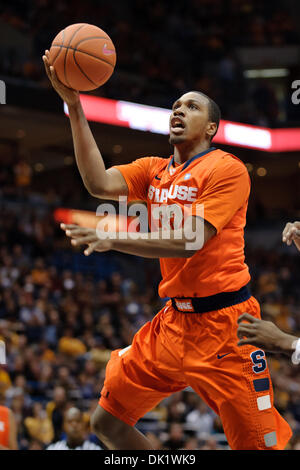 29. Januar 2011 steigt - Milwaukee, Wisconsin, USA - Syrakus nach vorn Kris Joseph (32) für einen Korb während des Spiels zwischen Marquette Golden Eagles und die Syracuse Orange im Bradley Center in Milwaukee, Wisconsin. Marquette besiegt Syrakus 76-70. (Kredit-Bild: © John Rowland/Southcreek Global/ZUMAPRESS.com) Stockfoto