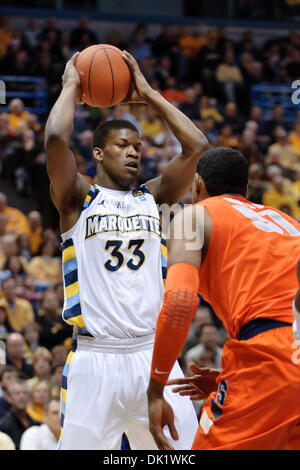 29. Januar 2011 - Milwaukee, Wisconsin, USA - Marquette nach vorne sieht Jimmy Butler (33) um den Ball während des Spiels zwischen Marquette Golden Eagles und die Syracuse Orange im Bradley Center in Milwaukee, Wisconsin. Marquette besiegt Syrakus 76-70 (Credit-Bild: © John Rowland/Southcreek Global/ZUMAPRESS.com) Stockfoto