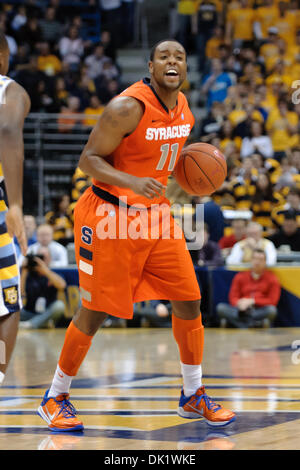29. Januar 2011 schreit - Milwaukee, Wisconsin, USA - Syrakus Wache Scoop Jardine (11) Anweisungen, um die Mannschaft während des Spiels zwischen Marquette Golden Eagles und die Syracuse Orange im Bradley Center in Milwaukee, Wisconsin. Marquette besiegt Syrakus 76-70 (Credit-Bild: © John Rowland/Southcreek Global/ZUMAPRESS.com) Stockfoto