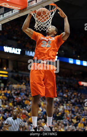 29. Januar 2011 dunks - Milwaukee, Wisconsin, USA - Syrakus vorwärts Kris Joseph (32) den Ball während des Spiels zwischen Marquette Golden Eagles und die Syracuse Orange im Bradley Center in Milwaukee, Wisconsin. Marquette besiegt Syrakus 76-70 (Credit-Bild: © John Rowland/Southcreek Global/ZUMAPRESS.com) Stockfoto