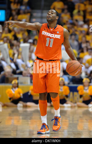 29. Januar 2011 - Milwaukee, Wisconsin, USA - Syrakus Wache Scoop Jardine (11) leitet sein Team während des Spiels zwischen Marquette Golden Eagles und die Syracuse Orange im Bradley Center in Milwaukee, Wisconsin. Marquette besiegt Syrakus 76-70 (Credit-Bild: © John Rowland/Southcreek Global/ZUMAPRESS.com) Stockfoto