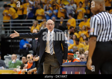29. Januar 2011 argumentiert - Milwaukee, Wisconsin, USA - Syrakus Cheftrainer Jim Boeheim einen Anruf während des Spiels zwischen Marquette Golden Eagles und die Syracuse Orange im Bradley Center in Milwaukee, Wisconsin. Marquette besiegt Syrakus 76-70 (Credit-Bild: © John Rowland/Southcreek Global/ZUMAPRESS.com) Stockfoto