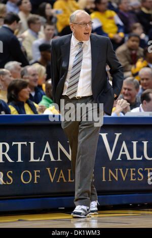29. Januar 2011 argumentiert - Milwaukee, Wisconsin, USA - Syrakus Cheftrainer Jim Boeheim einen absichtlichen foul Anruf während des Spiels zwischen Marquette Golden Eagles und die Syracuse Orange im Bradley Center in Milwaukee, Wisconsin. Marquette besiegt Syrakus 76-70 (Credit-Bild: © John Rowland/Southcreek Global/ZUMAPRESS.com) Stockfoto