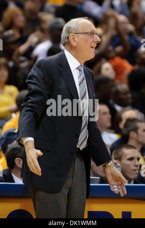 29. Januar 2011 reagiert während des Spiels zwischen Marquette Golden Eagles und die Syracuse Orange im Bradley Center in Milwaukee, Wisconsin - Milwaukee, Wisconsin, USA - Syrakus Cheftrainer Jim Boeheim auf einen Aufruf. Marquette besiegt Syrakus 76-70 (Credit-Bild: © John Rowland/Southcreek Global/ZUMAPRESS.com) Stockfoto