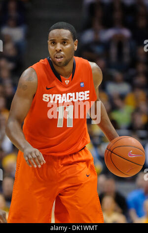 29. Januar 2011 - Milwaukee, Wisconsin, USA - Syrakus bewachen Scoop Jardine (11) während des Spiels zwischen Marquette Golden Eagles und die Syracuse Orange im Bradley Center in Milwaukee, Wisconsin. Marquette besiegt Syrakus 76-70 (Credit-Bild: © John Rowland/Southcreek Global/ZUMAPRESS.com) Stockfoto
