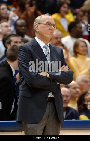 29. Januar 2011 - Milwaukee, Wisconsin, USA - Syrakus Kopf Trainer Jim Boeheim während des Spiels zwischen Marquette Golden Eagles und die Syracuse Orange im Bradley Center in Milwaukee, Wisconsin. Marquette besiegt Syrakus 76-70 (Credit-Bild: © John Rowland/Southcreek Global/ZUMAPRESS.com) Stockfoto