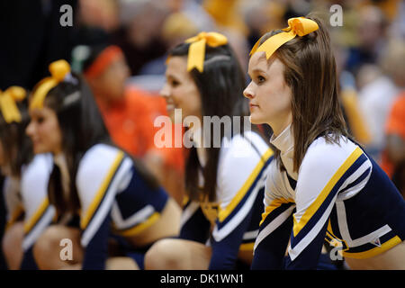 29. Januar 2011 - Milwaukee, Wisconsin, USA - Marquette Cheerleader während des Spiels zwischen Marquette Golden Eagles und die Syracuse Orange im Bradley Center in Milwaukee, Wisconsin. Marquette besiegt Syrakus 76-70 (Credit-Bild: © John Rowland/Southcreek Global/ZUMAPRESS.com) Stockfoto
