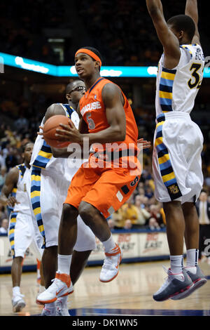 29. Januar 2011 - Milwaukee, Wisconsin, USA - Syrakus vorwärts C.J. Fair (5) treibt die Spur während des Spiels zwischen Marquette Golden Eagles und die Syracuse Orange im Bradley Center in Milwaukee, WI. Marquette besiegt Syrakus 76-70 (Credit-Bild: © John Rowland/Southcreek Global/ZUMAPRESS.com) Stockfoto