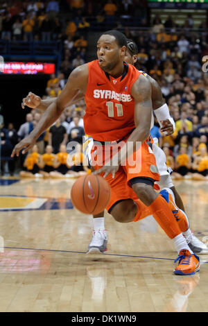 29. Januar 2011 - Milwaukee, Wisconsin, USA - Syrakus bewachen Scoop Jardine (11) Laufwerke in den Korb während des Spiels zwischen Marquette Golden Eagles und die Syracuse Orange im Bradley Center in Milwaukee, Wisconsin. Marquette besiegt Syrakus 76-70 (Credit-Bild: © John Rowland/Southcreek Global/ZUMAPRESS.com) Stockfoto