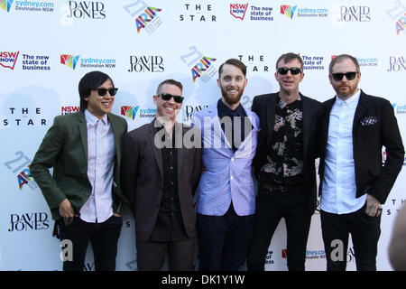 Der Stern, Sydney, New South Wales, Australien. 1. Dezember 2013. Vögel von Tokio ankommen auf dem roten Teppich (die schwarze) für die 27. jährlichen australischen Rekord Industry Association (ARIA) Awards 2013. Bildnachweis: Richard Milnes/Alamy Live-Nachrichten Stockfoto