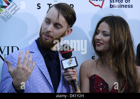 Der Stern, Sydney, New South Wales, Australien. 1. Dezember 2013. Vögel von Tokio ankommen auf dem roten Teppich (die schwarze) für die 27. jährlichen australischen Rekord Industry Association (ARIA) Awards 2013. Bildnachweis: Richard Milnes/Alamy Live-Nachrichten Stockfoto