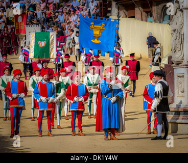 Die historische Parade vor das Pferderennen Palio di Siena, Siena, Toskana, Italien Stockfoto