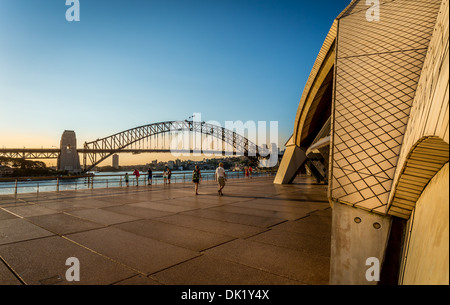 Das Sydney Opera House, vorn, und die Harbour Bridge auf Rückseite, Sydney, New South Wales, Australien Stockfoto