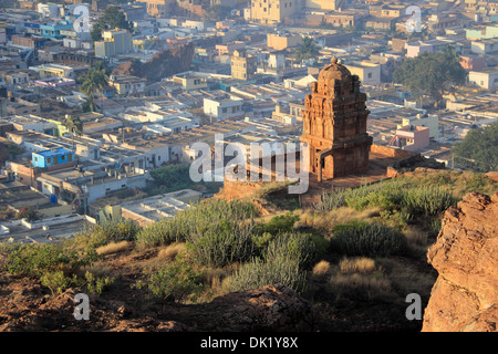 Ansicht des unteren Shivalaya Tempel und Stadt von oberen Shivalaya auf dem nördlichen Hügel in Badami, Karnataka, Indien, Asien Stockfoto