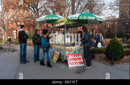 New York, NY - 30. November 2013 einer von zwei Hot Dog Verkäufer in den Washington Square Park. Stockfoto