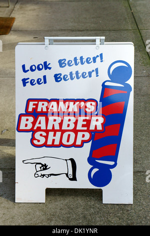 Hölzerne Barber Shop anmelden auf dem Bürgersteig Stockfoto