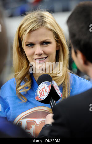 1. Februar 2011 - Arlington, Texas, Vereinigte Staaten von Amerika - A Host aus ET beantwortet Fragen während der Medientag 2011 Super Bowl im Dallas Cowboys Stadium in Arlington, Texas. (Kredit-Bild: © Jerome Miron/Southcreek Global/ZUMAPRESS.com) Stockfoto