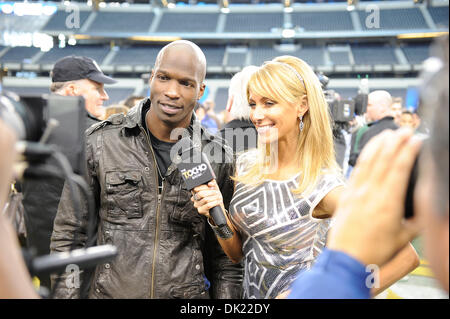 1. Februar 2011 - Arlington, Texas, Vereinigte Staaten von Amerika - Chad Ochocinco beantwortet Fragen während der Medientag 2011 Super Bowl im Dallas Cowboys Stadium in Arlington, Texas. (Kredit-Bild: © Jerome Miron/Southcreek Global/ZUMAPRESS.com) Stockfoto