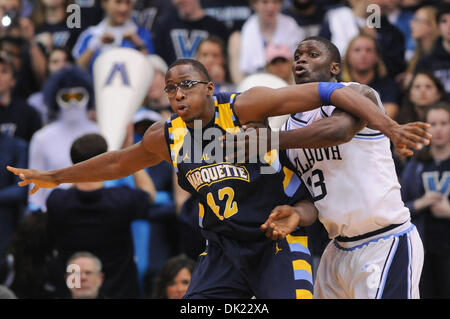 2. Februar 2011 - Villanova, Pennsylvania, USA - Villanova Wildcats vorwärts-/Mitte Mouphtaou Yarou (13) und Marquette Golden Eagles nach vorne Erik Williams (12).  In einer großen Schlacht Osten #12 Niederlagen Villanova Marquette 75-70 in einem Spiel im Pavillon in Villanova, Pennsylvania (Credit-Bild: © Mike McAtee/Southcreek Global/ZUMAPRESS.com) Stockfoto