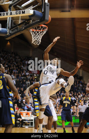 2. Februar 2011 - Villanova, Pennsylvania, USA - Villanova Wildcats leiten Sie den Ball in Antonio Pena (0) Tipps. In einer großen Schlacht Osten #12 Niederlagen Villanova Marquette 75-70 in einem Spiel im Pavillon in Villanova, Pennsylvania (Credit-Bild: © Mike McAtee/Southcreek Global/ZUMAPRESS.com) Stockfoto